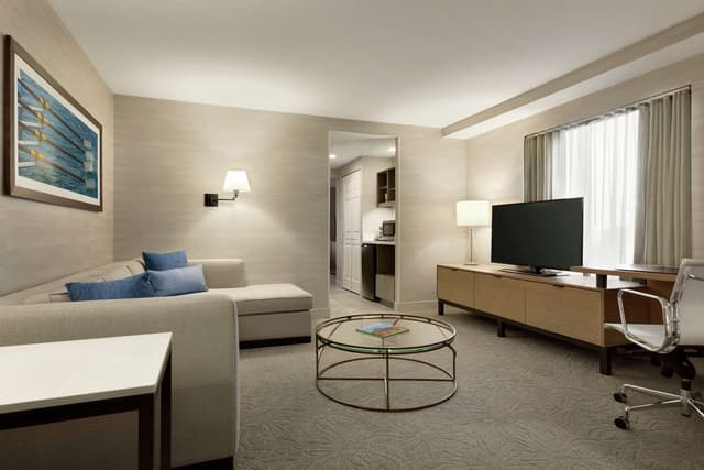 EXPANDED CORNER KING SUITE W/SEPARATE BEDRM