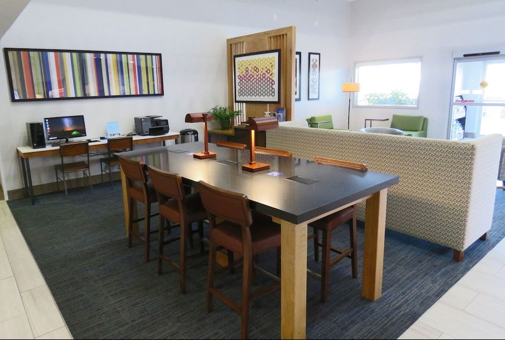 HOLIDAY INN EXPRESS & SUITES B1