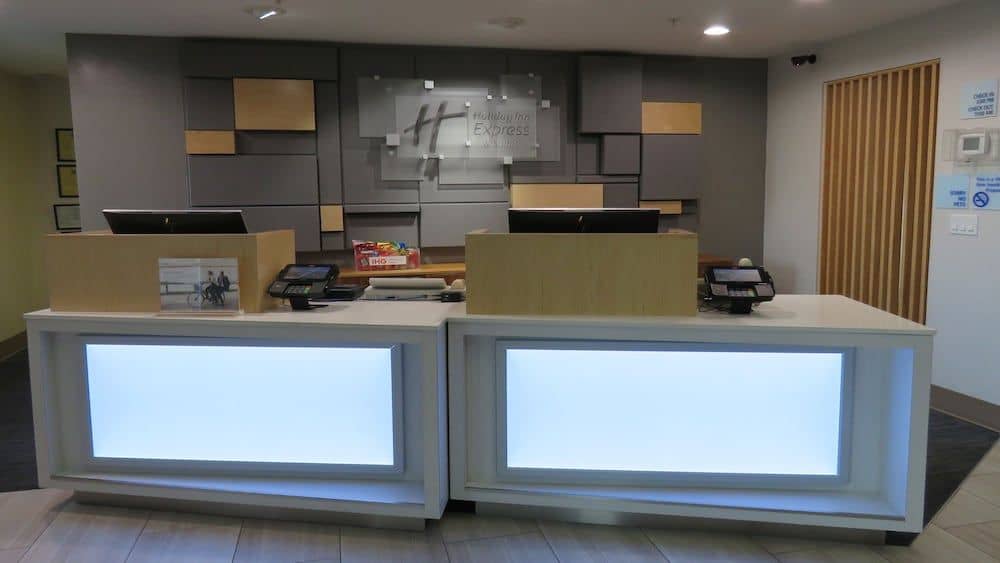 HOLIDAY INN EXPRESS & SUITES B HOLIDAY INN EXPRESS & SUITES B