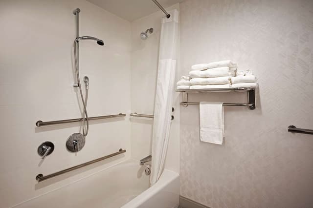 1 QUEEN MOBILITY/HEARING ACCESS TUB NOSMOK