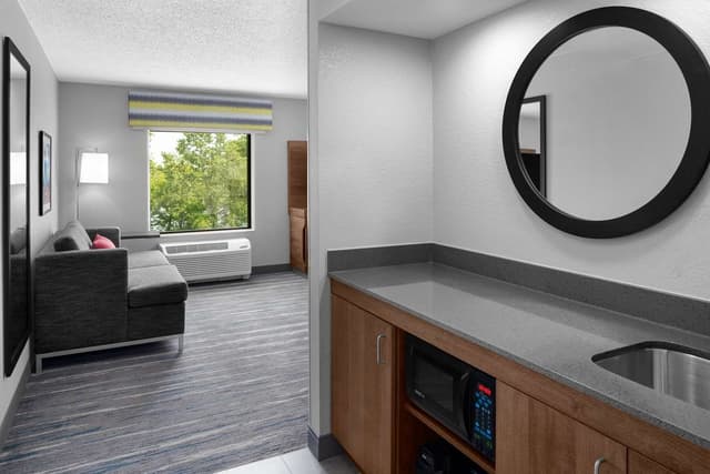 1 KING BED STUDIO SUITE NONSMOKING