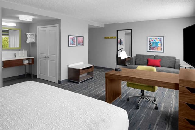 1 KING BED STUDIO SUITE NONSMOKING