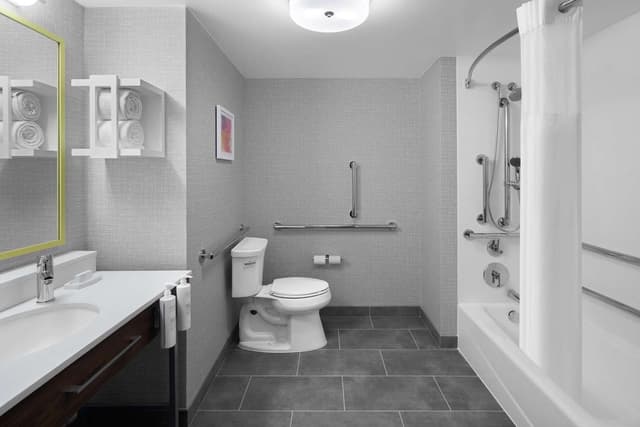 1 KING MOBILITY/HEARING ACCESS W/TUB NONSMOK