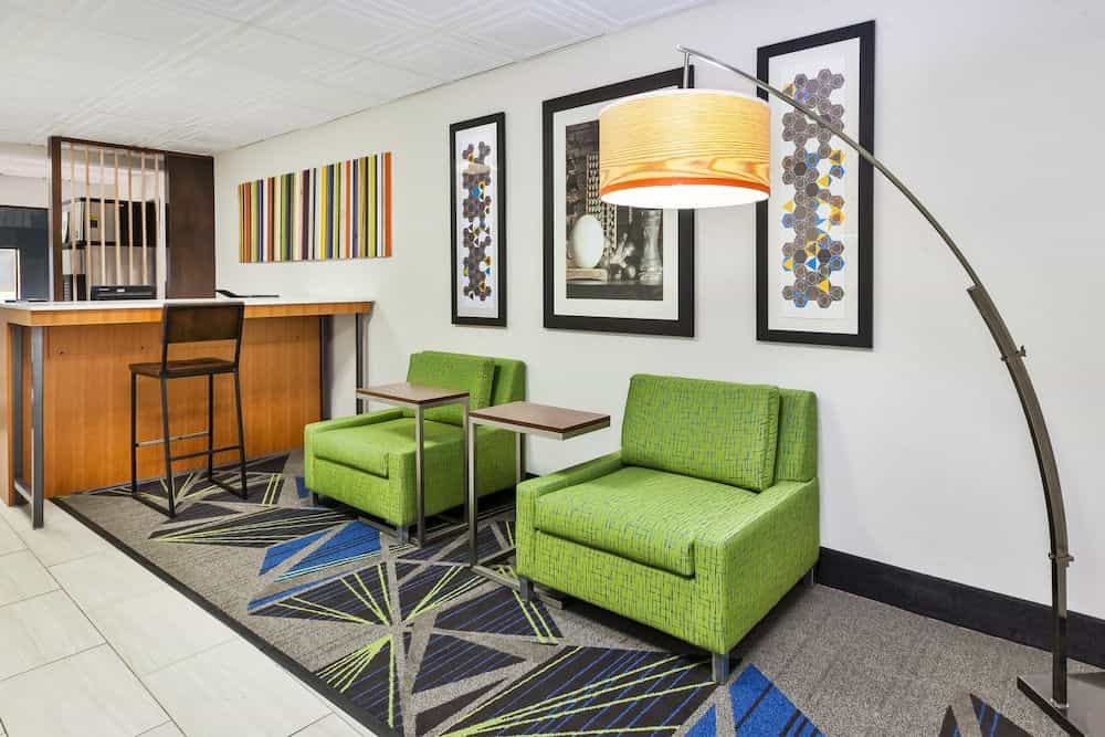 HOLIDAY INN EXPRESS & SUITES T