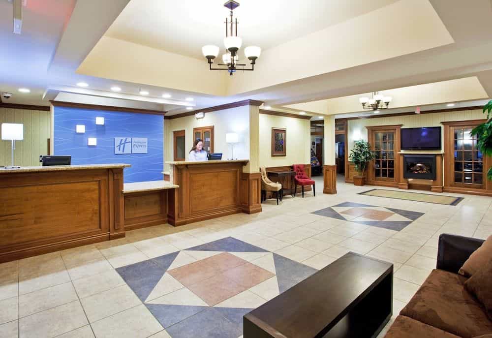 HOLIDAY INN EXPRESS & SUITES H