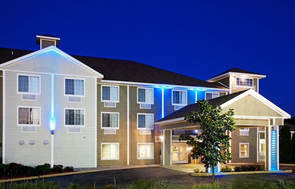 HOLIDAY INN EXPRESS & SUITES N4
