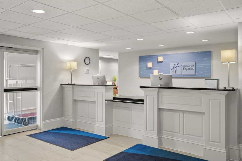 HOLIDAY INN EXPRESS & SUITES N