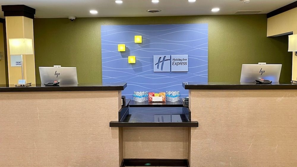 HOLIDAY INN EXPRESS & SUITES D0