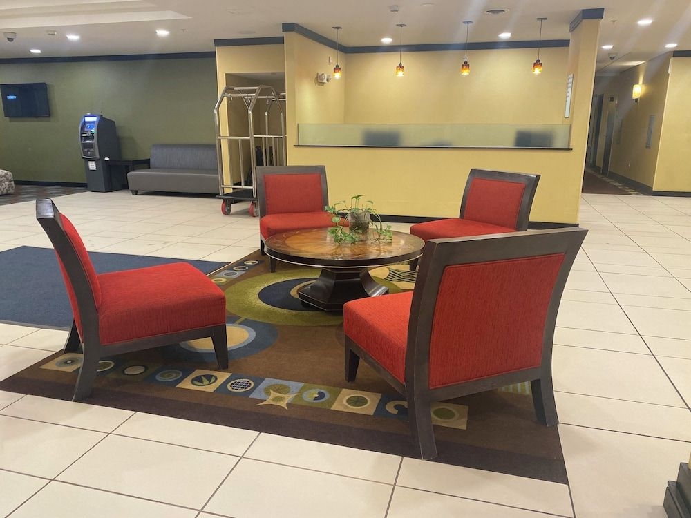HOLIDAY INN EXPRESS & SUITES D2