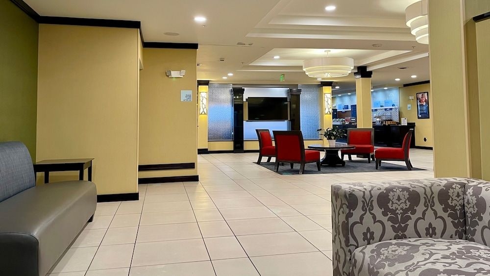 HOLIDAY INN EXPRESS & SUITES D3