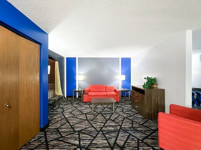 Family Suite with Hot Tub Oversized Non-Smoking