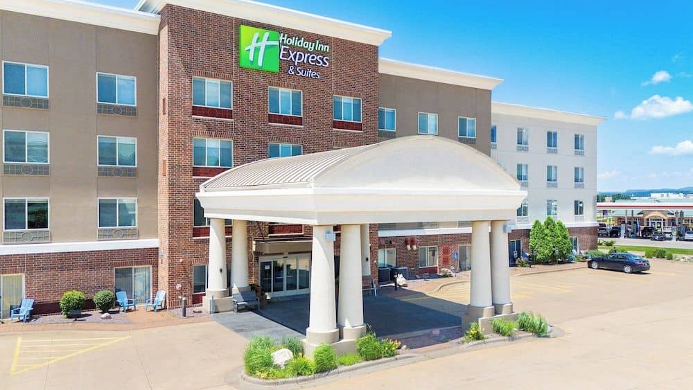 HOLIDAY INN EXPRESS & SUITES W HOLIDAY INN EXPRESS & SUITES W