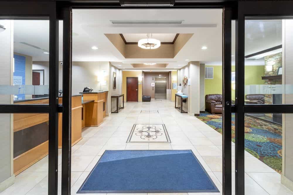 HOLIDAY INN EXPRESS & SUITES R