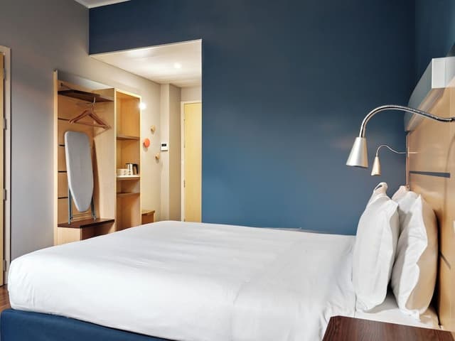 Standard Room, 1 Queen Bed (Free Breakfast)