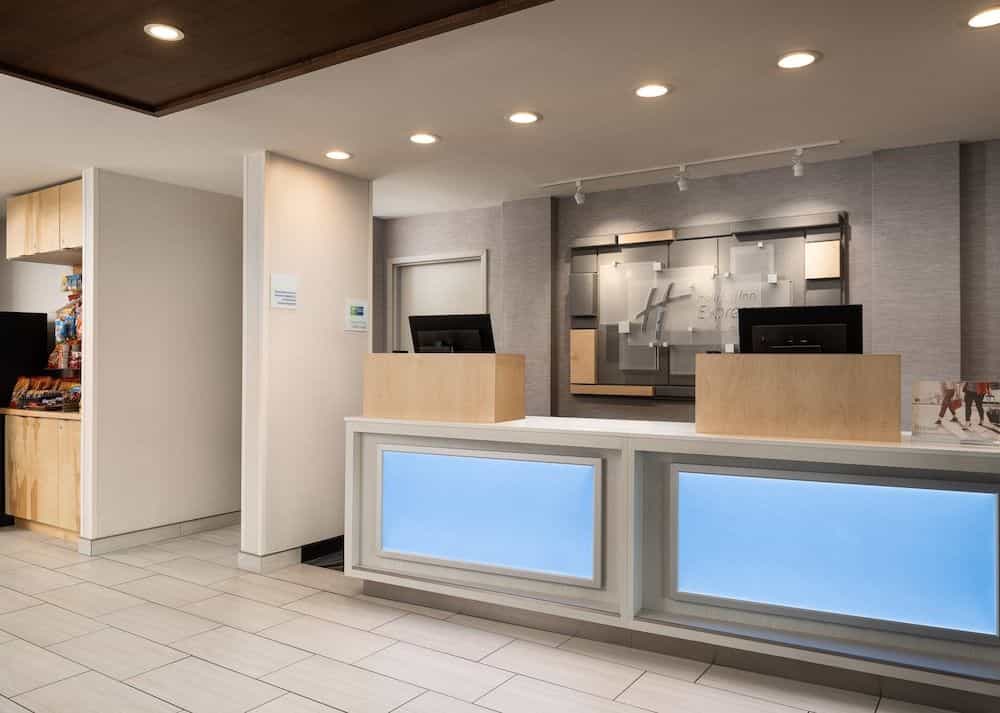 HOLIDAY INN EXPRESS & SUITES O
