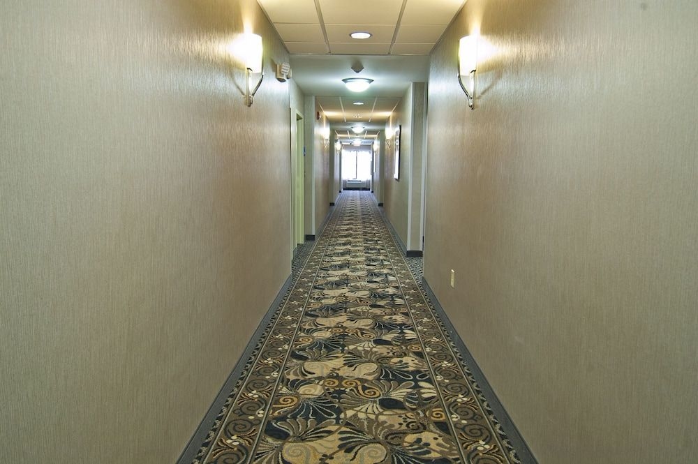 HOLIDAY INN EXPRESS & SUITES J4