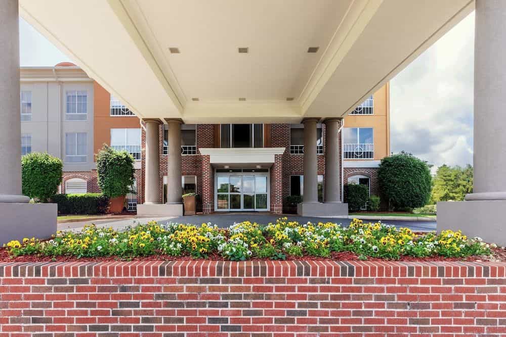 HOLIDAY INN EXPRESS & SUITES V