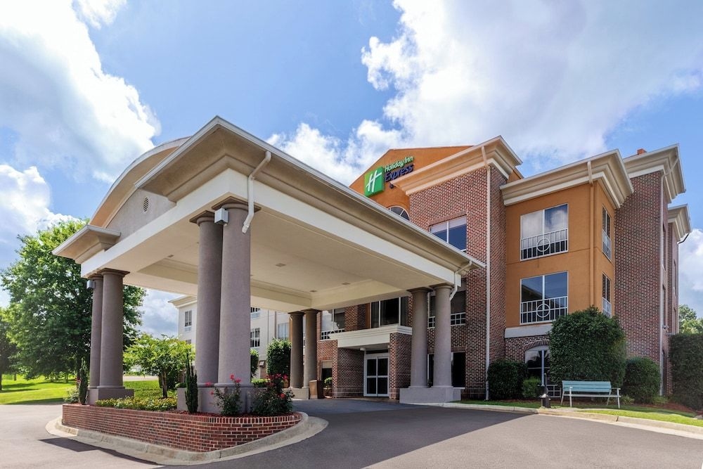 HOLIDAY INN EXPRESS & SUITES V1
