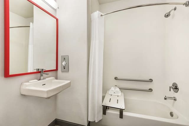 1 KING MOBILITY ACCESS WITH TUB NONSMOKING