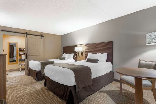 Standard Room, 2 Double Beds, Accessible, Bathtub