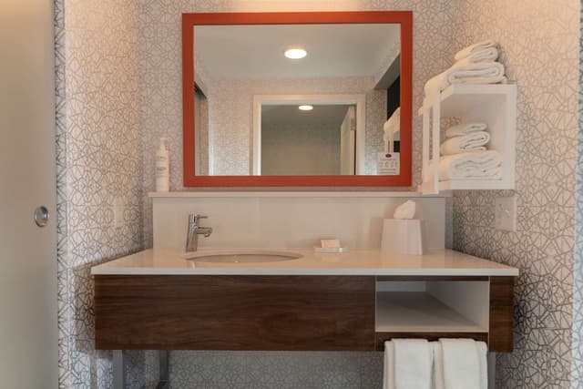 2 KING BED 1BDRM STE W/KITCHEN NS