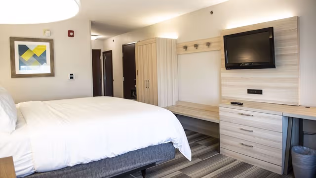 Suite, 1 King Bed, Accessible (Communications Accessible)