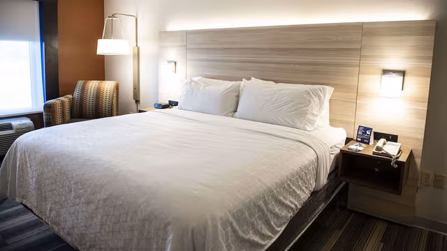 Suite, 1 King Bed, Accessible (Communications Accessible)