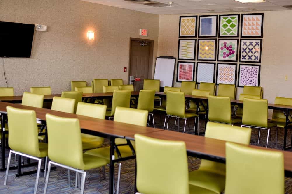 HOLIDAY INN EXPRESS & SUITES M