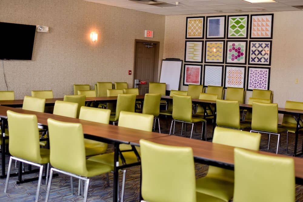 HOLIDAY INN EXPRESS & SUITES M HOLIDAY INN EXPRESS & SUITES M