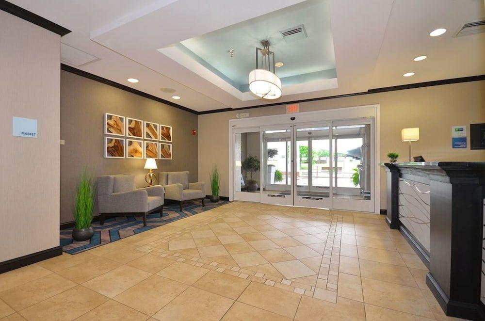 HOLIDAY INN EXPRESS & SUITES F0