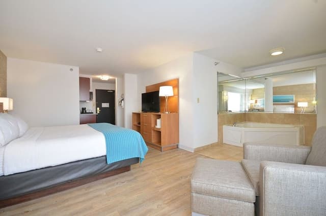 Suite, 1 King Bed (Extra Living Room)