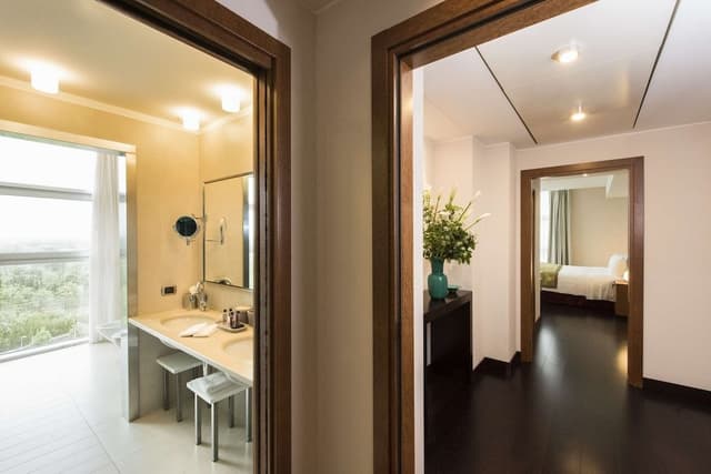 Suite, 1 King Bed, Connecting Rooms