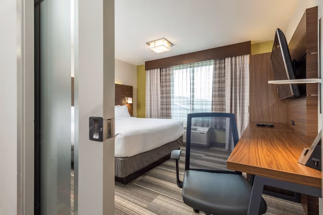 Suite, 1 Bedroom (Meeting Area)