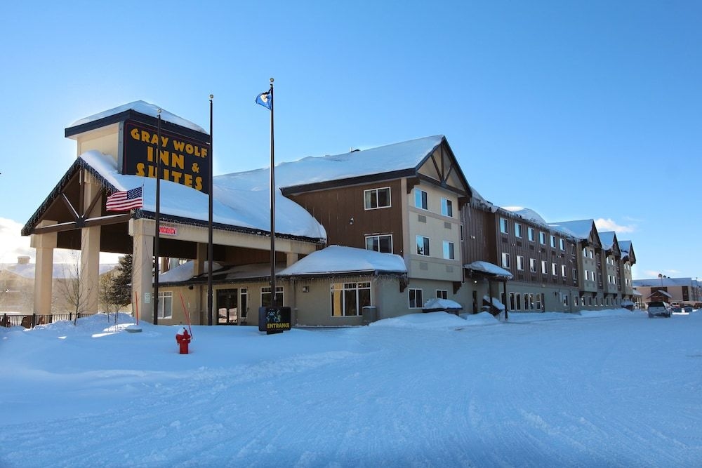 Gray Wolf Inn & Suites at West Yellow Stone3