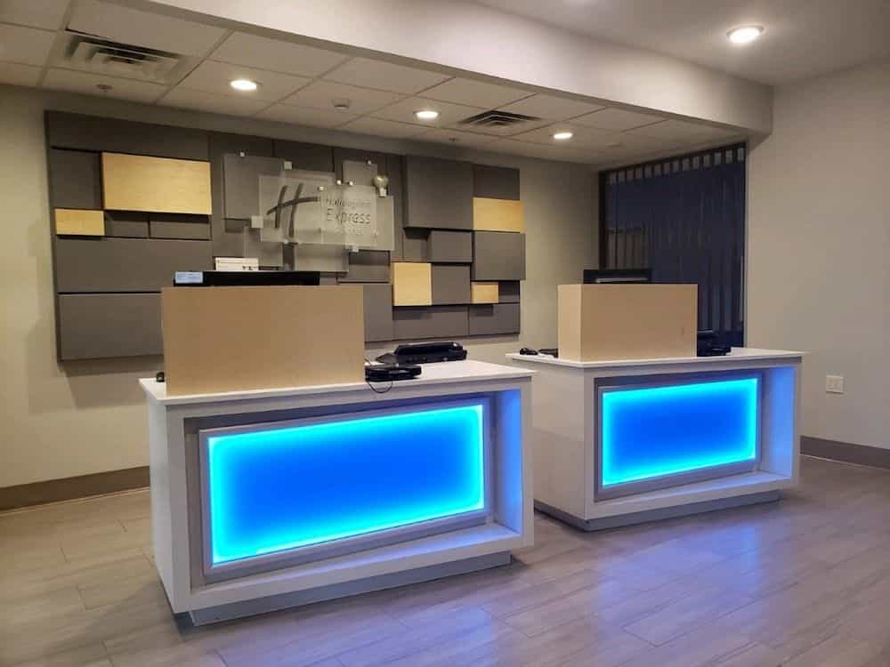 HOLIDAY INN EXPRESS & SUITES L