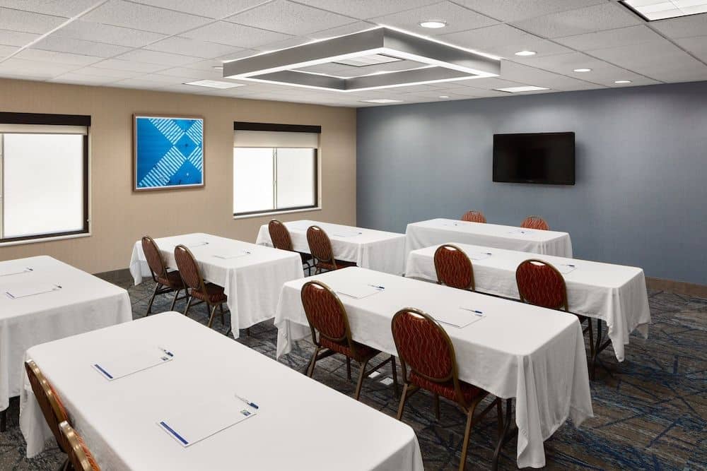 HOLIDAY INN EXPRESS & SUITES C HOLIDAY INN EXPRESS & SUITES C