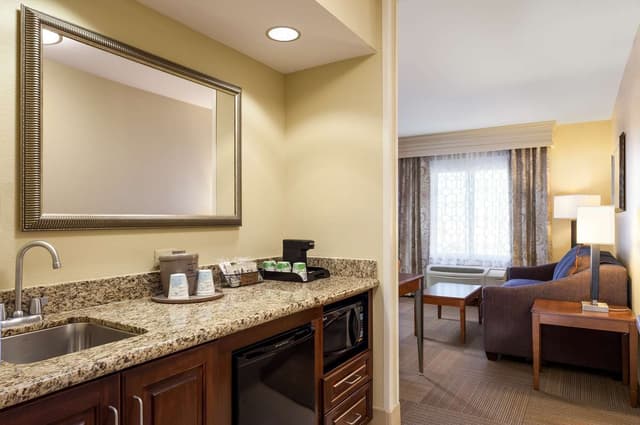 1 KING BED STUDIO SUITE NONSMOKING