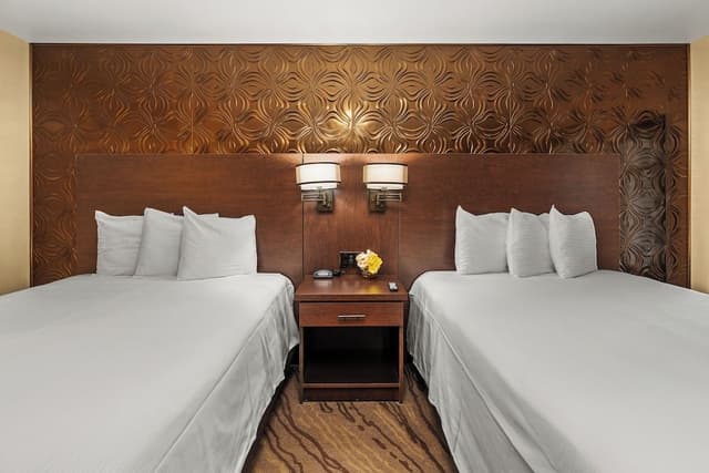 Suite, 2 Queen Beds, Balcony