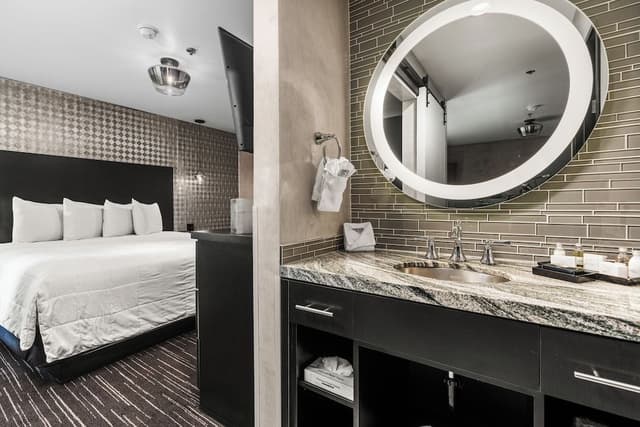 Suite, 1 King Bed, Balcony