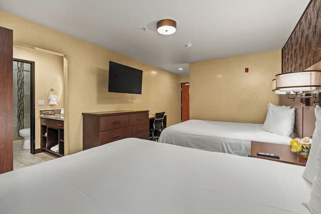 Suite, 2 Queen Beds, Balcony