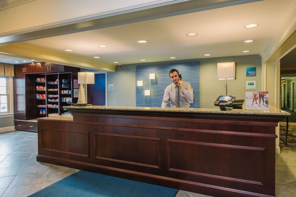 HOLIDAY INN EXPRESS & SUITES M0