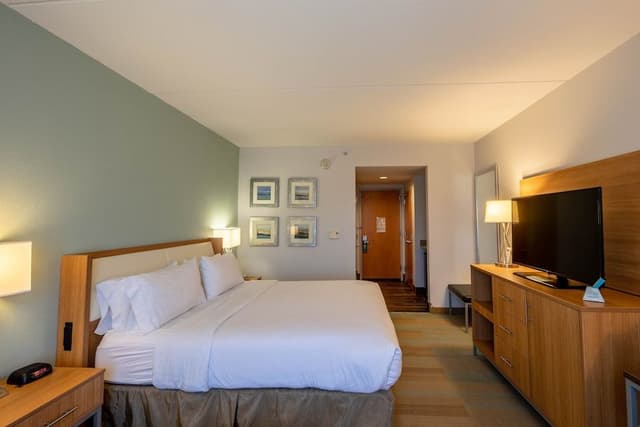 Standard Room, 1 King Bed (Walk-In Shower)