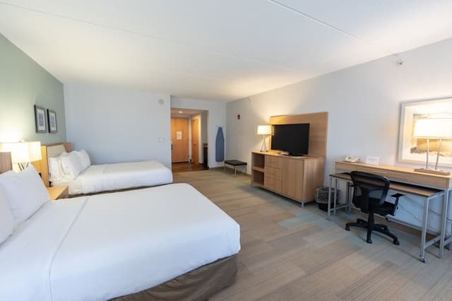 Standard Room, 2 Queen Beds (Bath Shower Combo)