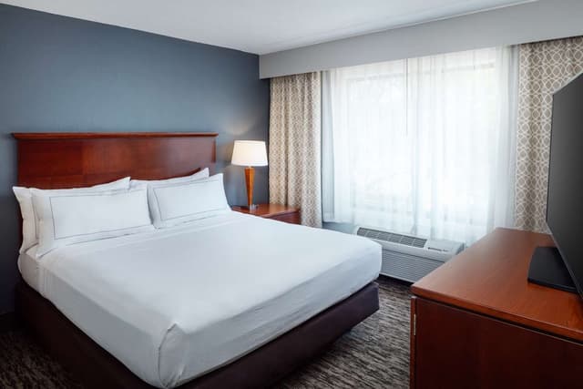1 QUEEN BED 2 ROOM SUITE WITH SOFA BED