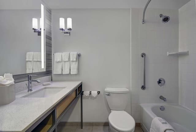 2 QN 1 BDRM STE MOBILITY ACCESS