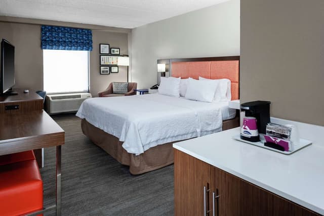 1 KING BED - FRIDGE/ MICROWAVE /NONSMOK