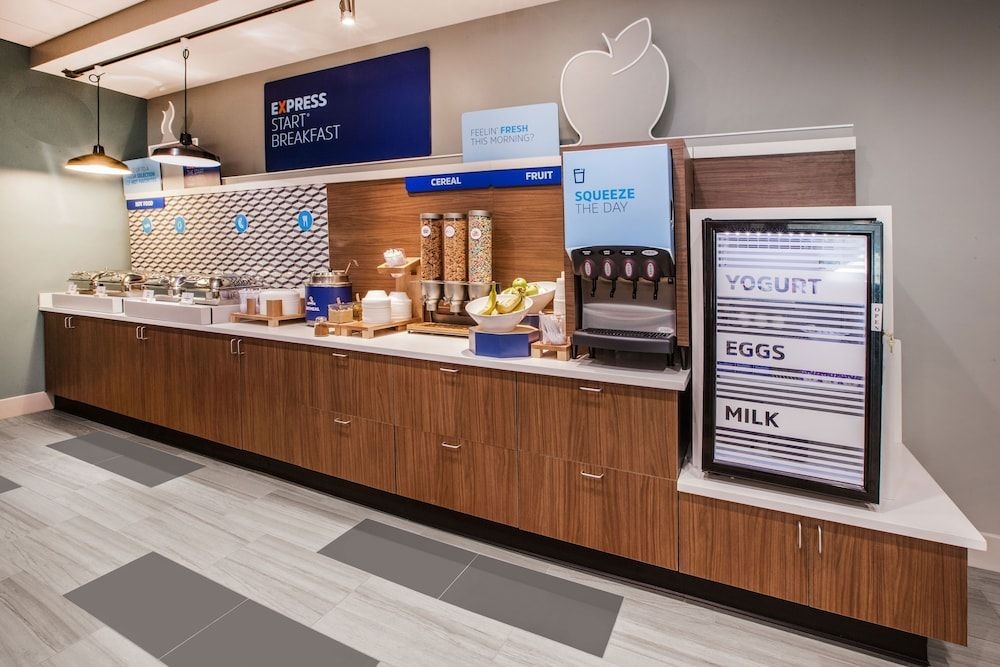 HOLIDAY INN EXPRESS & SUITES T3