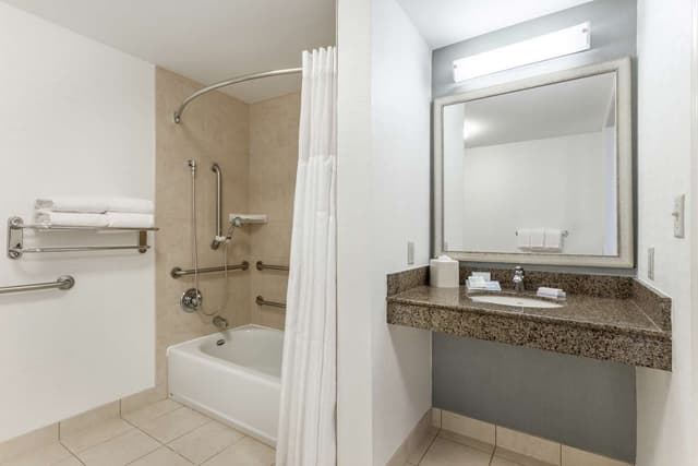 2 QUEEN MOBILITY/HEARING ACCESSIBLE W/BATHTUB