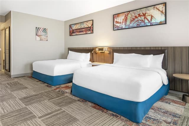 2 QUEEN MOBILITY/HEARING ACCESSIBLE W/BATHTUB