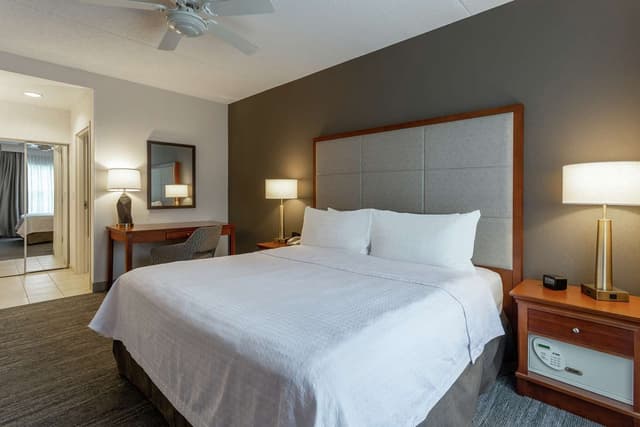 1 KING BED 1 BEDROOM EXECUTIVE STE NONSMOKING